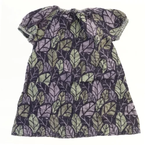 Børnekjole med bladmønster fra Phister & Philina (str. 110)