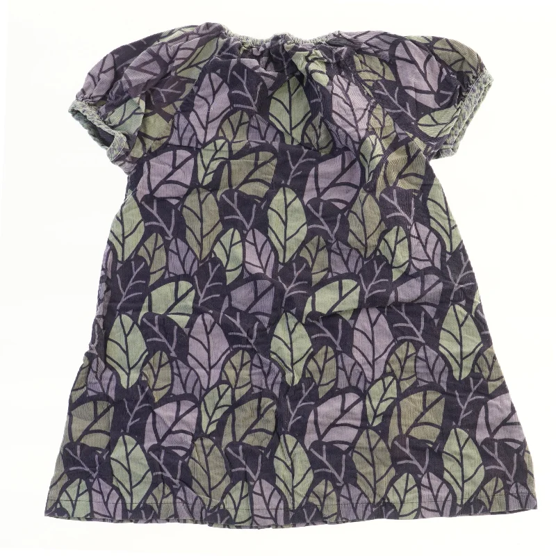 Børnekjole med bladmønster fra Phister & Philina (str. 110)