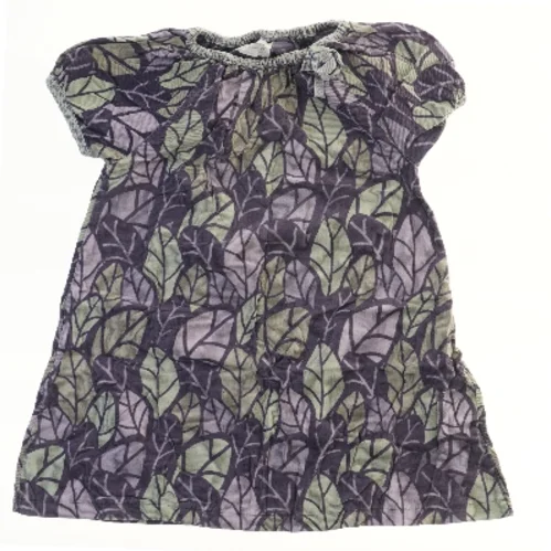 Børnekjole med bladmønster fra Phister & Philina (str. 110)
