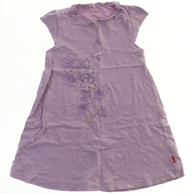 Lilla kjole med blomster og sommerfugl fra Name It (str. 134)