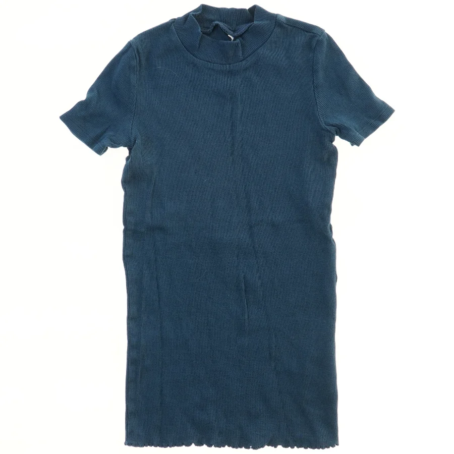 Kortærmet kjole fra Pomp de Lux (str. 134)