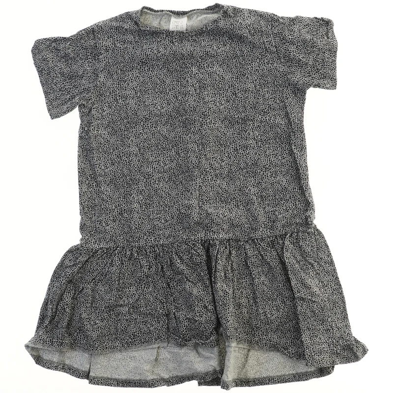 Kortærmet kjole med mønster (str. 122)