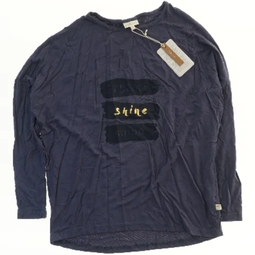 Langærmet bluse med tekst fra Pomp de Lux (str. 146)