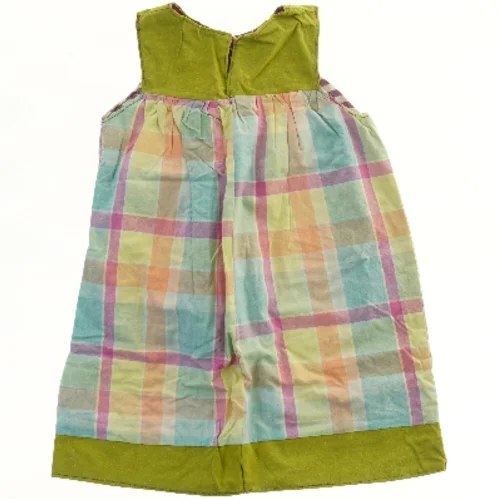 Sommerkjole med ternet mønster (str. 110)