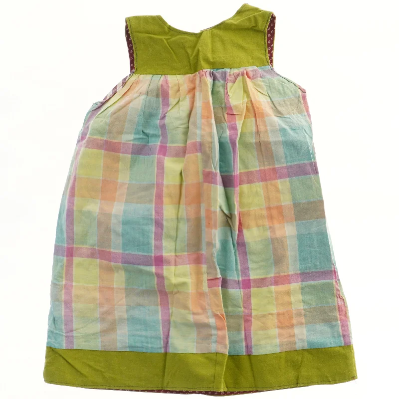 Sommerkjole med ternet mønster (str. 110)