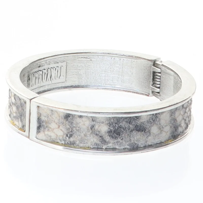 Sølvfarvet manchetarmbånd fra Tokyo Jane (str. 7 cm)