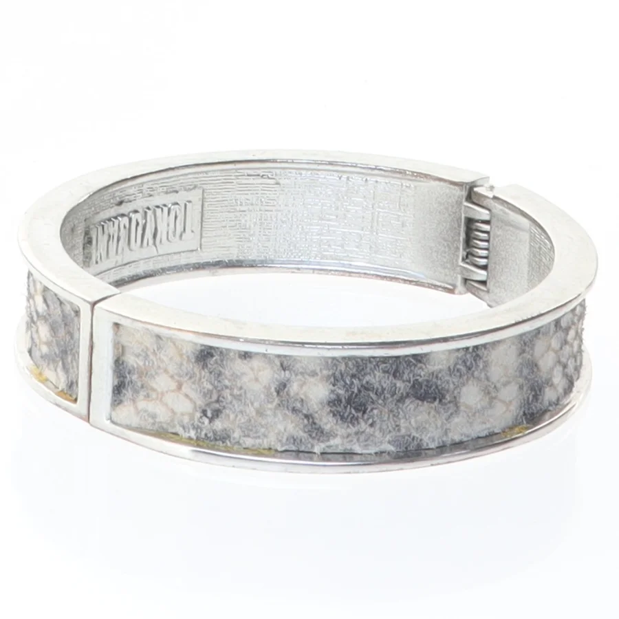 Sølvfarvet manchetarmbånd fra Tokyo Jane (str. 7 cm)