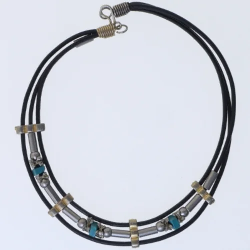 Læderhalskæde med metalelementer (str. 42 cm)