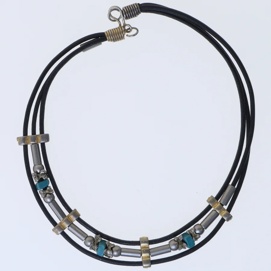 Læderhalskæde med metalelementer (str. 42 cm)