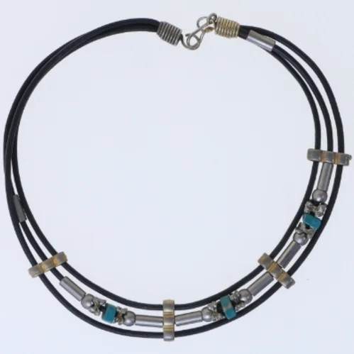 Læderhalskæde med metalelementer (str. 42 cm)