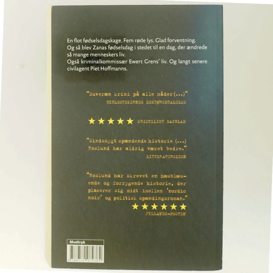 Anders Roslund: Hun skal leve, Hardback fra Modtryk