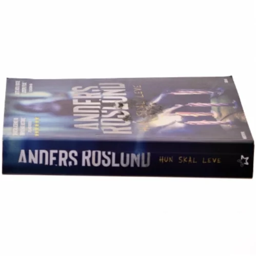 Anders Roslund: Hun skal leve, Hardback fra Modtryk