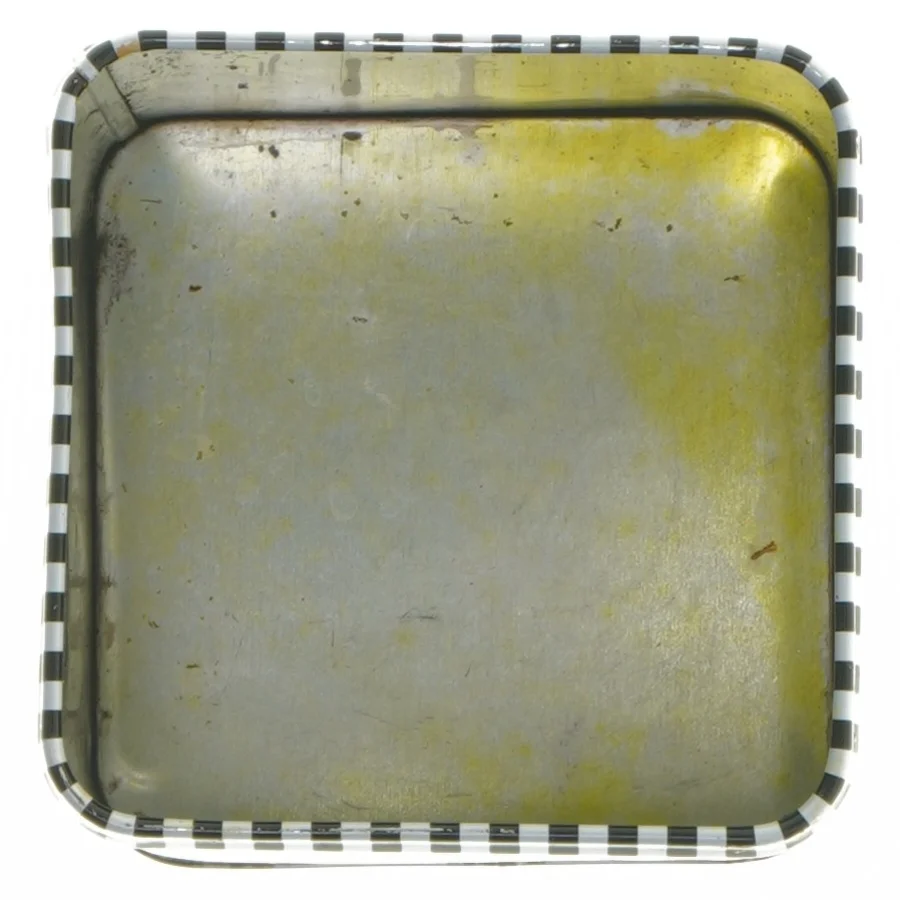 Dekorativ metalæske (str. 11,5x9x9 cm)