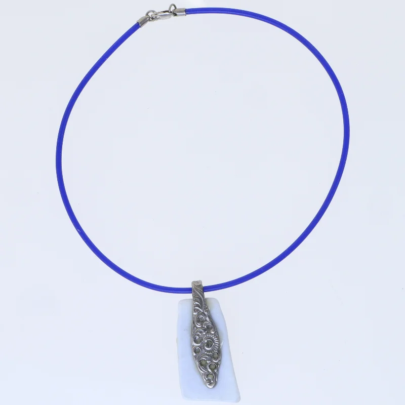 Halskæde med glasvedhæng (str. 42 cm)