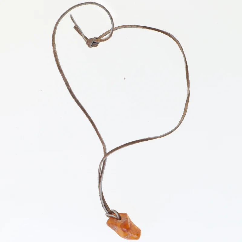 Halskæde med ravvedhæng (str. 33 cm)