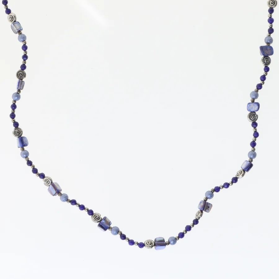 Perlekæde med blå perler (str. 56 cm)