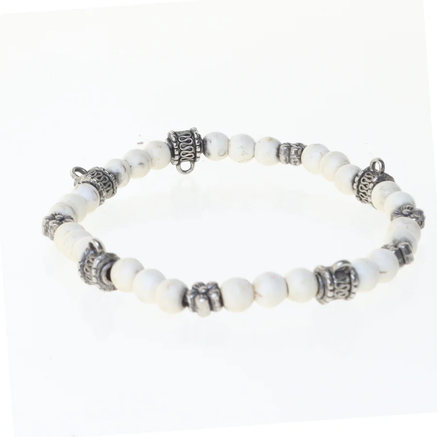 Perlearmbånd med metaldetaljer (str. 9,5 cm)