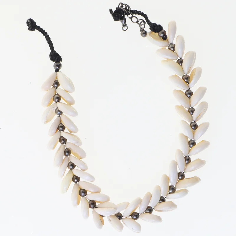 Perlehalskæde med skaller (str. 35 cm)