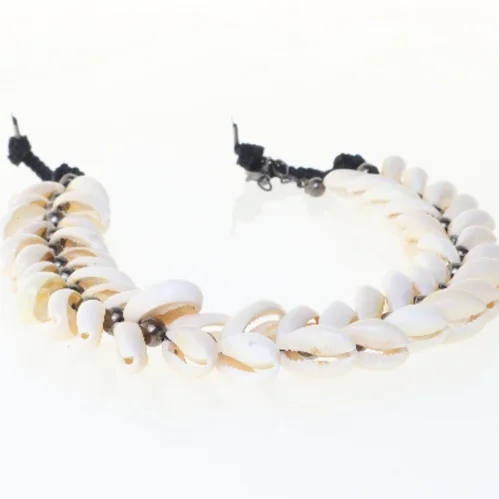 Perlehalskæde med skaller (str. 35 cm)