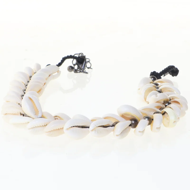 Perlehalskæde med skaller (str. 35 cm)