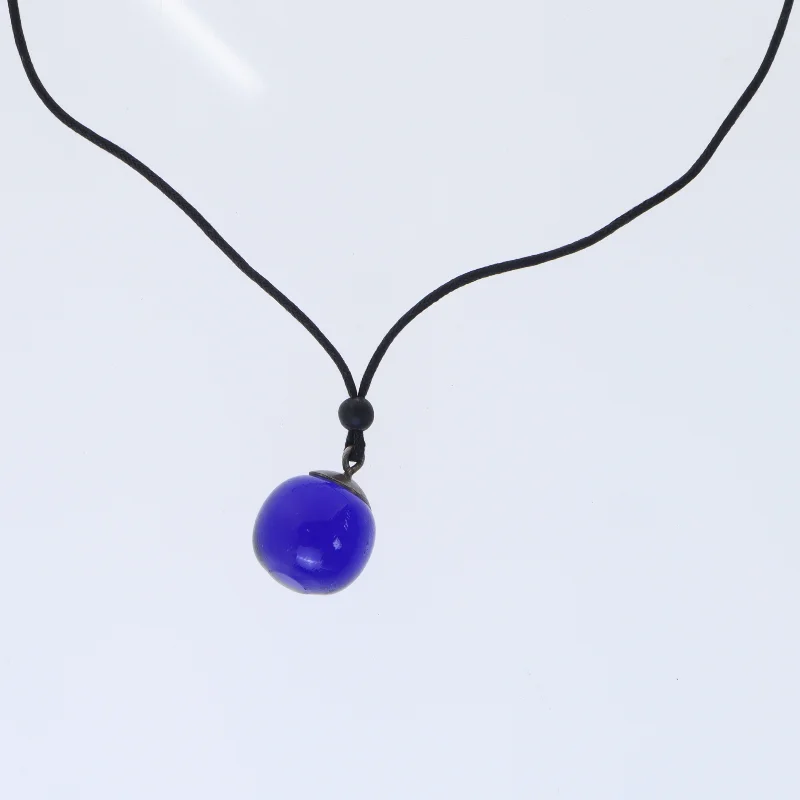 Blå glas vedhæng med snor (str. 67 cm)