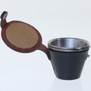 Sammenklappelig rejsekrus i læderetui (str. Ø. 5 cm. længde. 4,5)