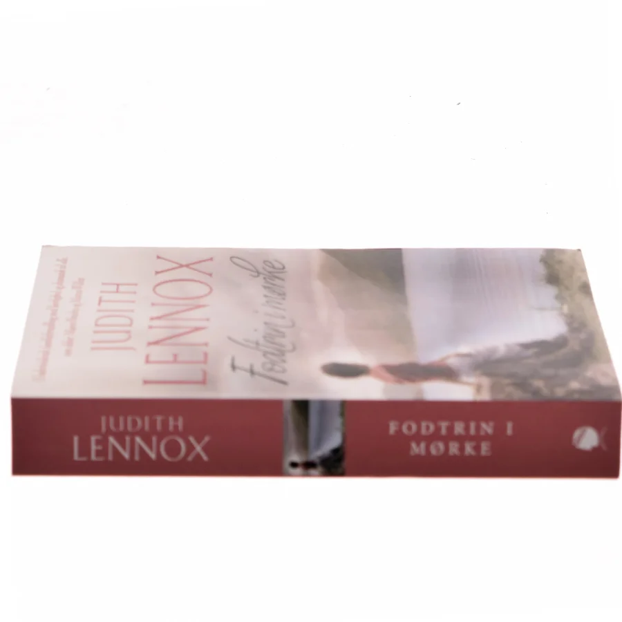 Fodtrin i mørke af Judith Lennox (Bog)