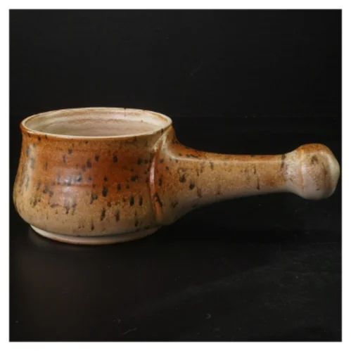 Keramik skål med hank (str. 13 cm i diameter. 8 cm høj)