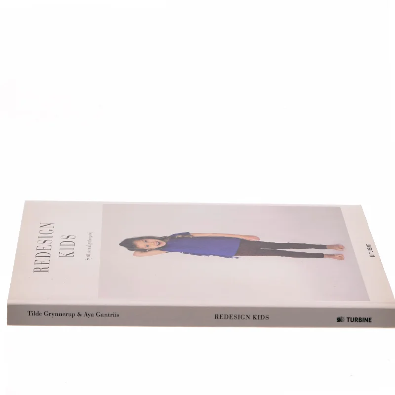 Redesign kids : sy til børn af genbrugstøj af Aya Gantriis (f. 1974) (Bog)