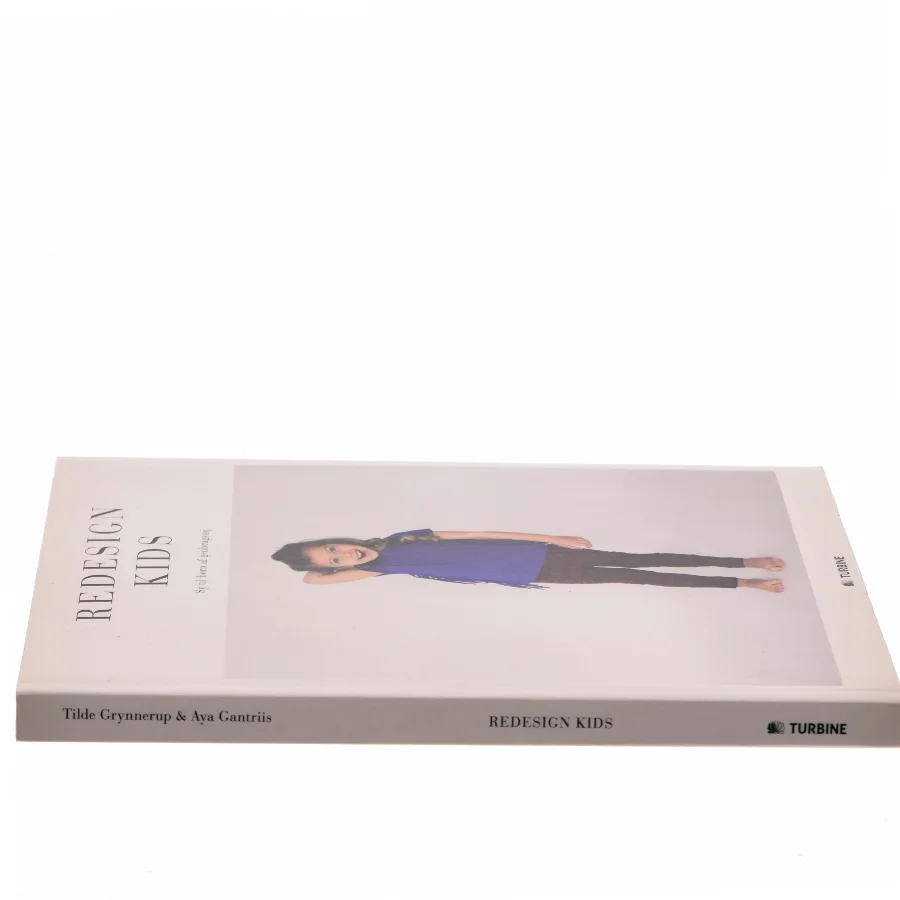 Redesign kids : sy til børn af genbrugstøj af Aya Gantriis (f. 1974) (Bog)