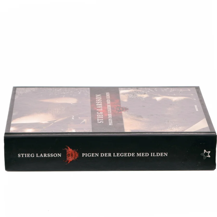 Pigen der legede med ilden. 2 af Stieg Larsson (Bog)