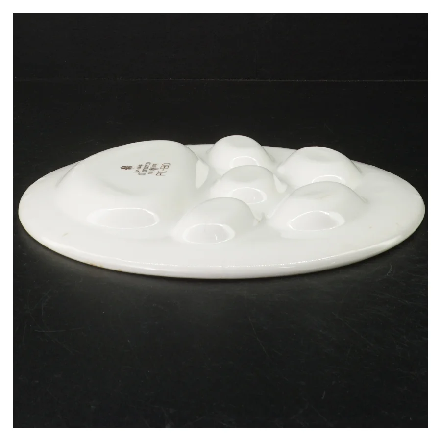 Porcelæns fad med ruminddeling fra Turi-design (str. Ø. 23,5 cm)