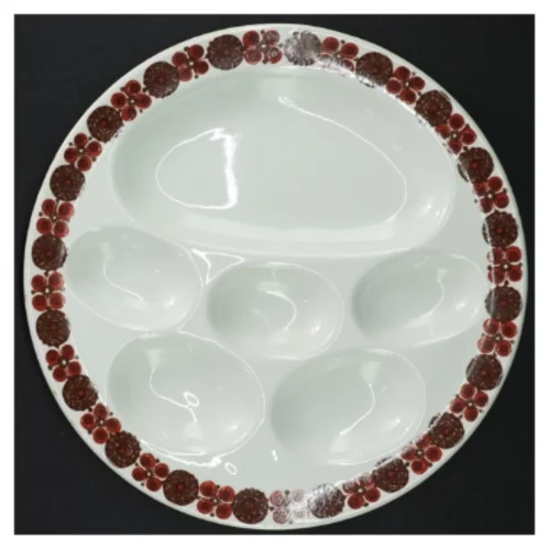 Porcelæns fad med ruminddeling fra Turi-design (str. Ø. 23,5 cm)
