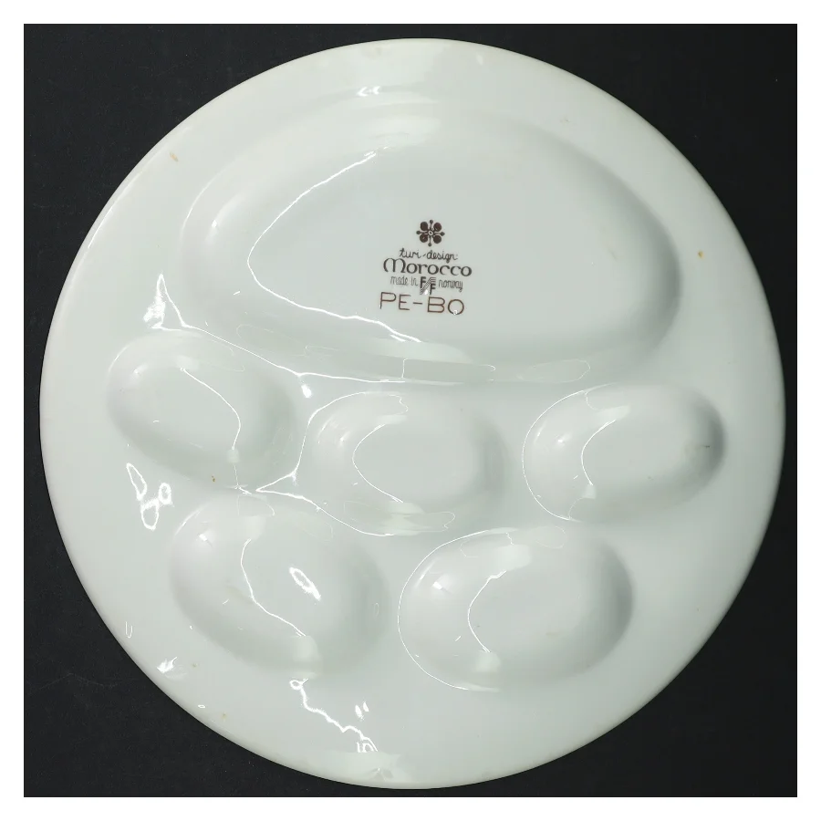 Porcelæns fad med ruminddeling fra Turi-design (str. Ø. 23,5 cm)