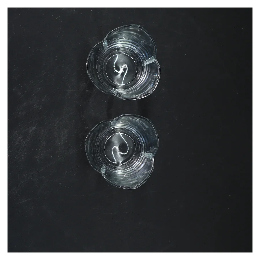 Glas med dekorativ kant fra Erik Bagger (str. 8,5x6 cm)