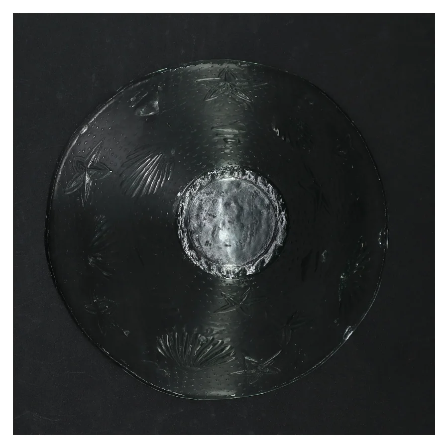 Grøn glas skål med dekoration (str. Ø. 15 cm)