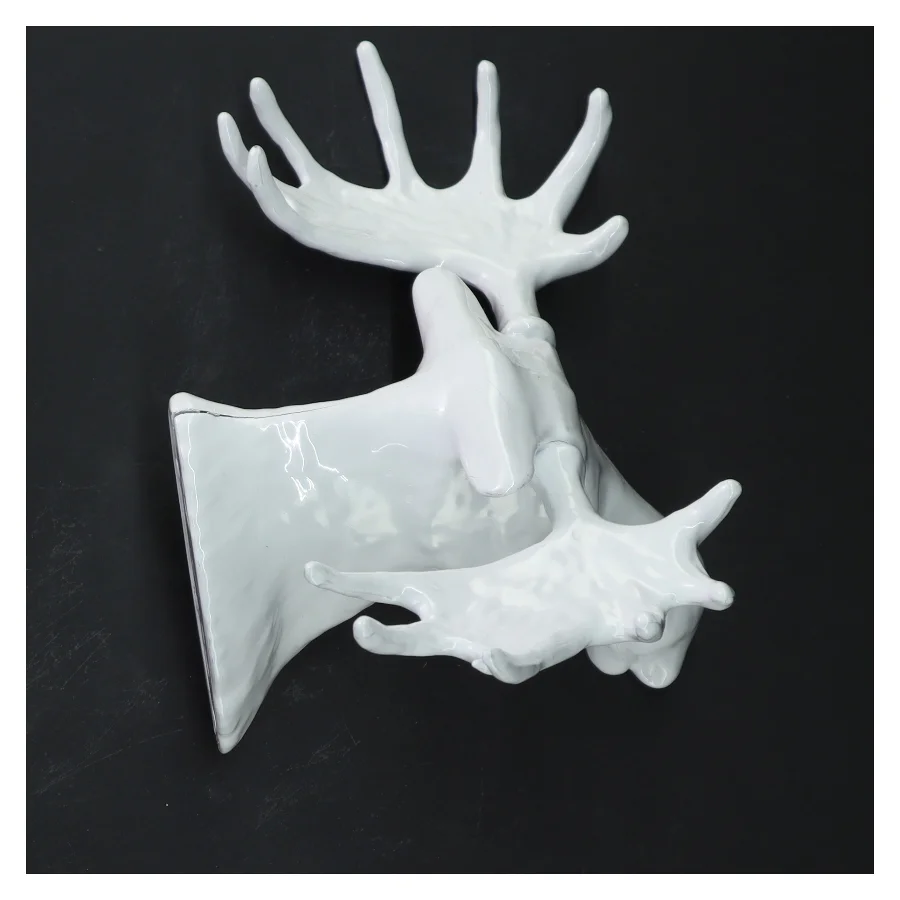 Væghængt hjortehoved dekor i keramik (str. 23x12 cm)