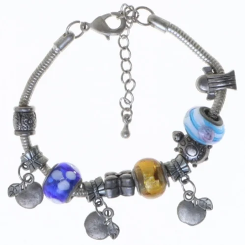 Armbånd med farverige perler (str. 25 cm)