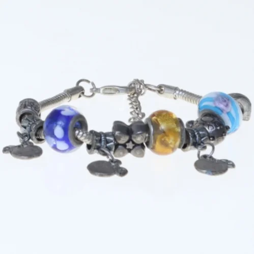 Armbånd med farverige perler (str. 25 cm)