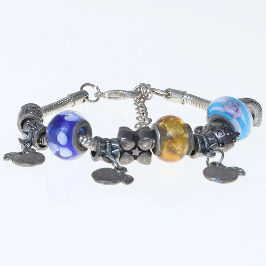 Armbånd med farverige perler (str. 25 cm)