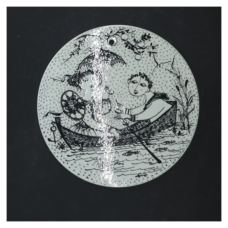 Dekorativ porcelænskunst på vægplade fra Bjørn Wiinblad (str. Ø 15 cm)