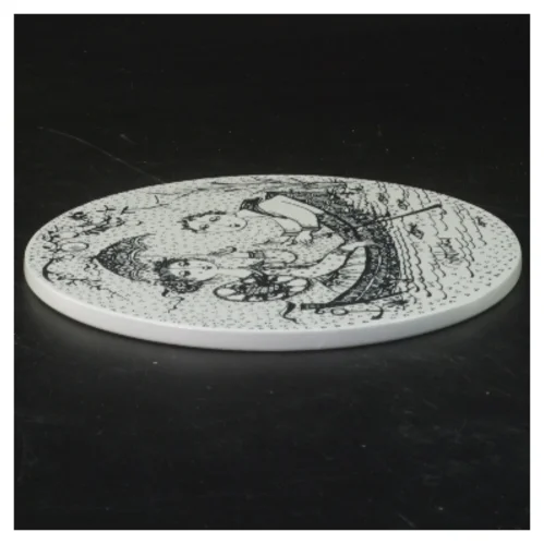 Dekorativ porcelænskunst på vægplade fra Bjørn Wiinblad (str. Ø 15 cm)