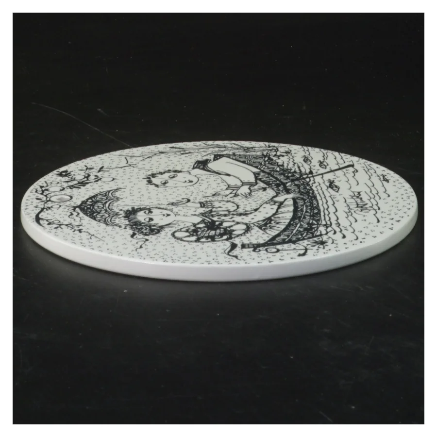 Dekorativ porcelænskunst på vægplade fra Bjørn Wiinblad (str. Ø 15 cm)