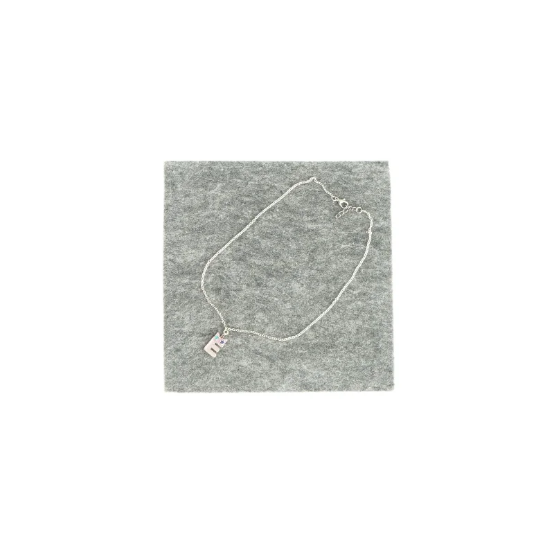 Halskæde med bogstavet E