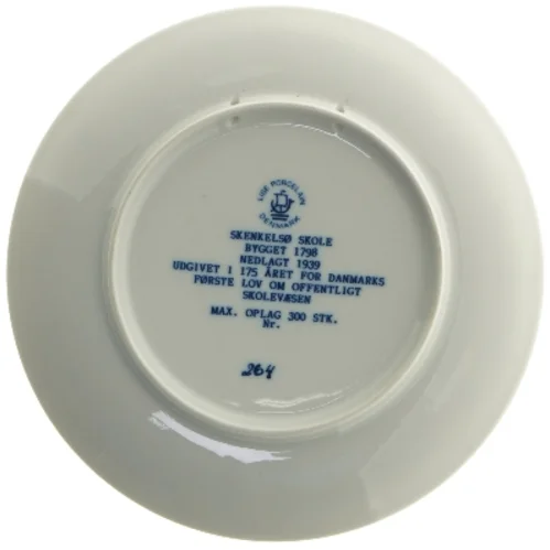 Porcelænstallerken med Skenkelsø Skole motiv fra Lise Porcelain (str. 19,5 cm)