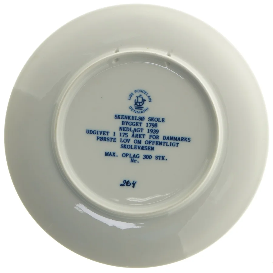 Porcelænstallerken med Skenkelsø Skole motiv fra Lise Porcelain (str. 19,5 cm)