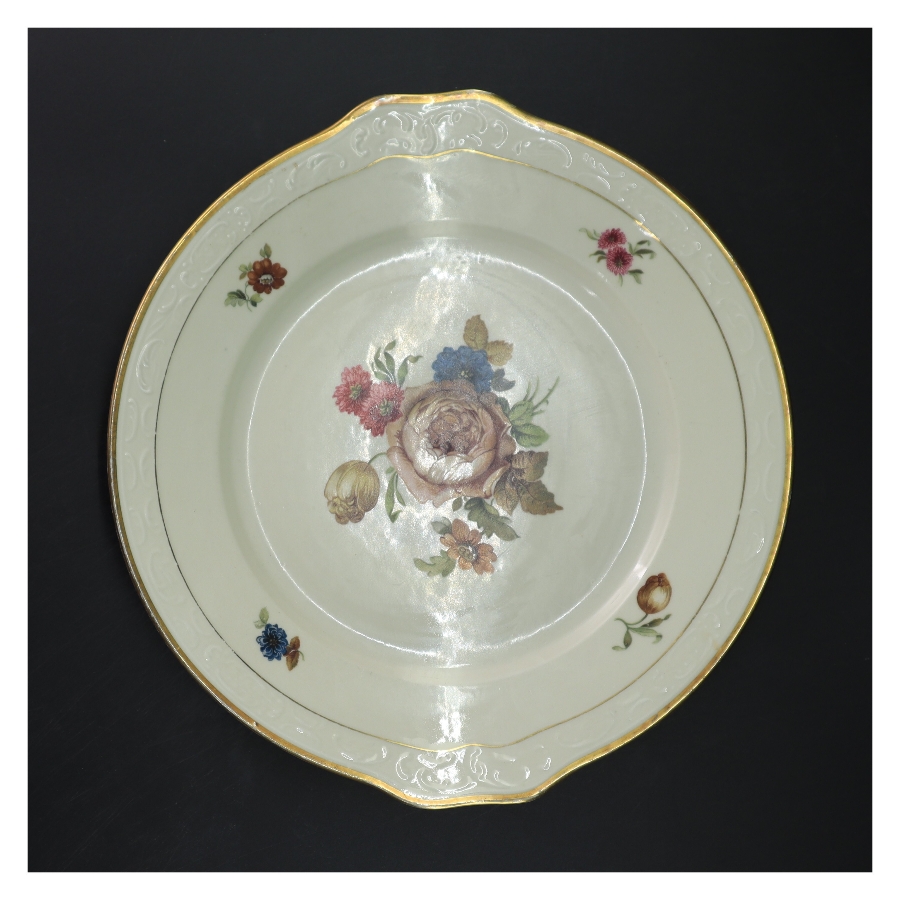 Dekorativ porcelænsfad med blomstermotiv fra KPM (str. Ø 26 cm)