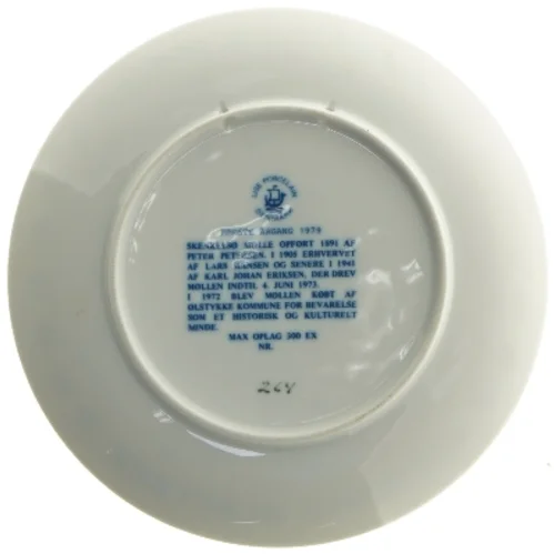 Porcelænstallerken med mølledesign fra Lise Porcelain (str. Ø 19,5 cm)