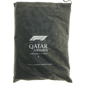 Sæt med pyjamas og tøfler fra Qatar Airways fra Qatar Airways (str. str L cm)