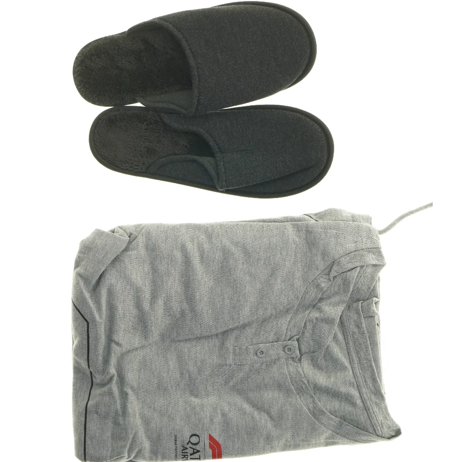 Sæt med pyjamas og tøfler fra Qatar Airways fra Qatar Airways (str. str L cm)